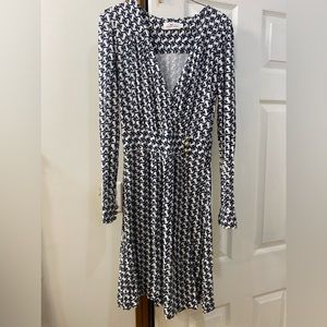 Vineyard vines navy/white stretchy dress. $24.
